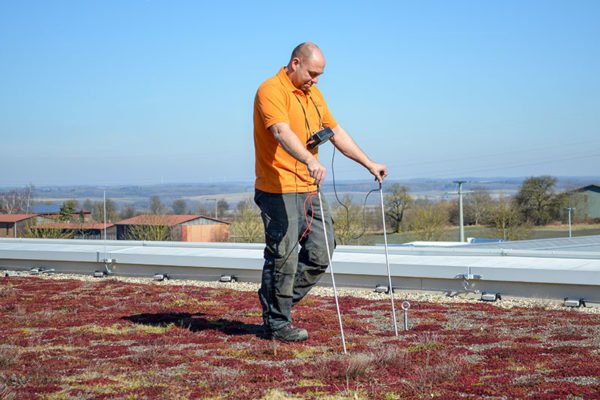 Provádění elektroimpulzní zkoušky na ploché střeše se zazeleněním.